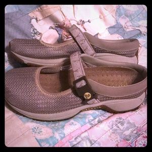 LIKE NEW Merrell Slip Ons